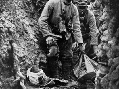 Soldados franceses recogen cadáveres en las trincheras durante la Gran Guerra.