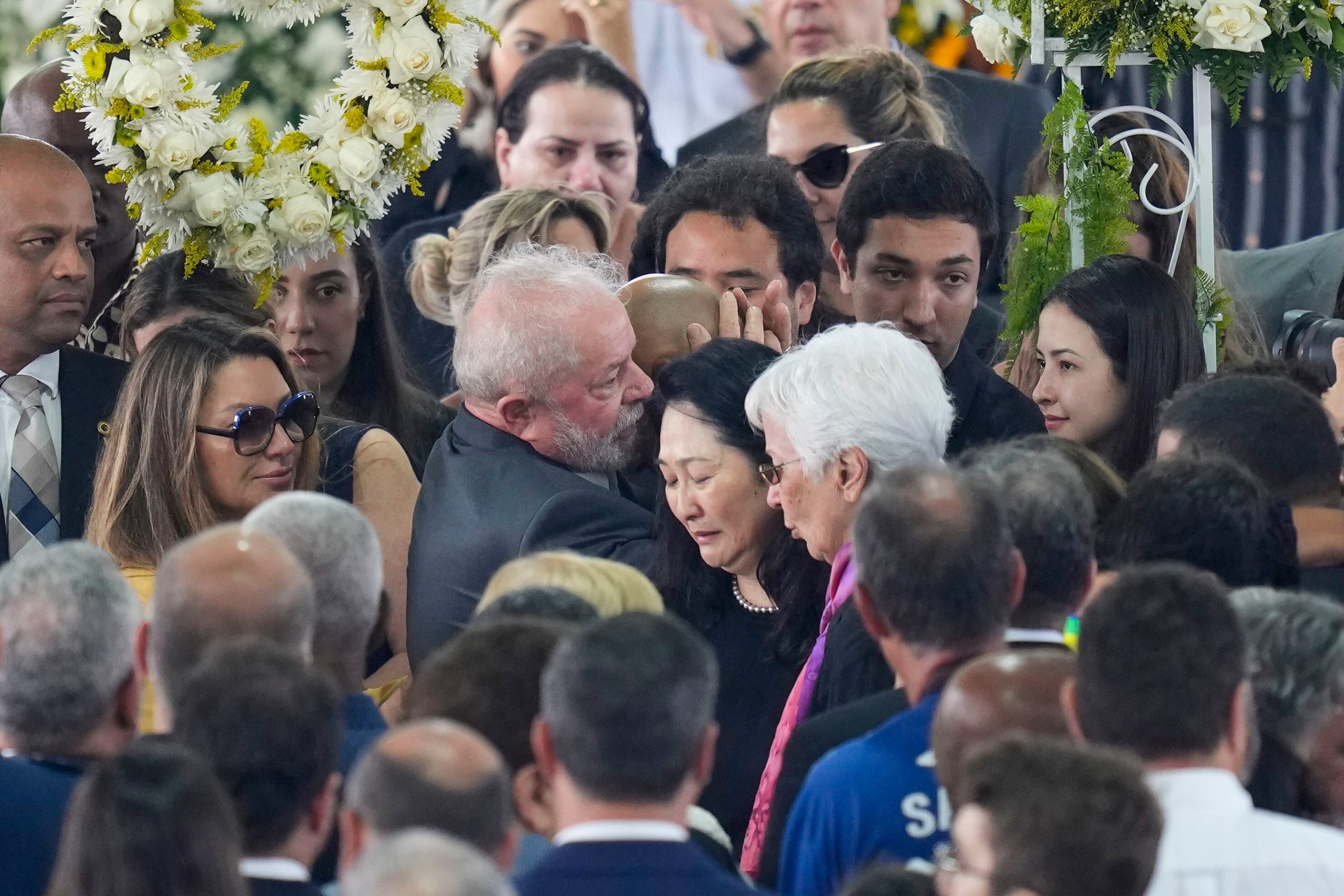 El presidente Lula consuela a los parientes de Pelé este martes en el velatorio, celebrado en Vila Belmiro, en Santos (São Paulo).