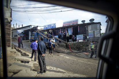 "Una mano ayuda a otra mano, un paso es el comienzo del siguiente y del camino por recorrer". Un grupo de hombres transporta hierros para la reconstrucción de las viviendas destruidas por el terremoto que asoló Nepal en abril de 2015.
