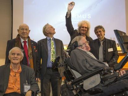 De izquierda a derecha, Harold Kroto, Alexei Leonov, Richard Dawkins, Brian May, Garik Israelian y Stephen Hawking, en 2015.