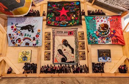 Gráfica del proyecto conjunto entre las Panteras Negras y el Ejército Zapatista, dentro de la instalación de la fotografía anterior.