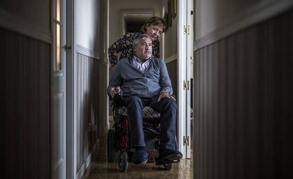 Pepe Tarriza, enfermo de ELA y su esposa, Mari Luz Blanco, fotografiados en su casa de Madrid