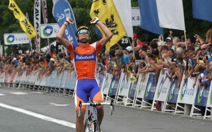 Luis Le&oacute;n S&aacute;nchez cruza vencedor la meta ce la carrera de ciclismo Cl&aacute;sica de San Sebasti&aacute;n. 
