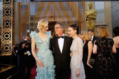 Las actrices Cate Blanchett y and Rooney Mara con el director Todd Haynes a su llegada a la 88 edición de los premios OScar en Hollywood & Highland Center