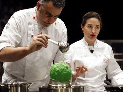 Elena Arzak muestra su experimental “merluza terrestre”.