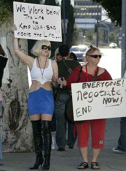 Vestida a lo <i>Pretty woman, </i>Jeandra Marsik, hija de una enfermera que trabaja en los estudios, protesta con su pancarta por las consecuencias de la huelga de los guionistas.