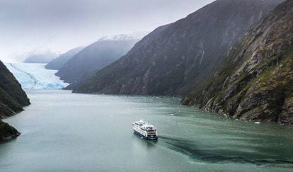 El 'Ventus Australis' navega por el seno Agostini, con el glaciar Garibaldi al fondo.