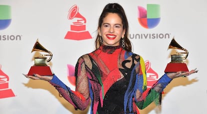 Rosalía haciendo pesas.