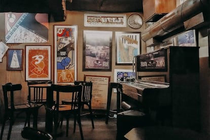 En directo. El Jazz Filloa está en una calle muy estrechita, lleva abierto 40 años y es de los primeros locales de jazz que se inauguraron en España. Hay actuaciones en directo entre semana y para mí es el sitio perfecto para acabar la noche. Tiene alma de garito, se respira un respeto profundo por la música, la noche, la soledad de la barra, el silencio y las conversaciones en voz baja. Es un sitio muy muy pequeño, como una gruta, como una cueva. Un Miles Davis enorme preside el lugar, todo está cubierto de carteles, millones de fotos, portadas... Es oscuro, pero acogedor, y en el centro hay un escenario minúsculo, iluminado, con un piano. Diría que me recuerda a la peli de Los Commitments, a Alta fidelidad y a Bukowski (Rúa Orzán, 31).
