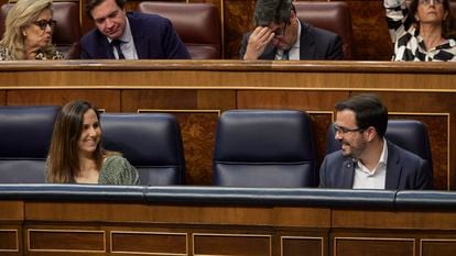 Los ministros Ione Belarra y Alberto Garzón, y, tras ellos, diputados del PP, este jueves en el Congreso.