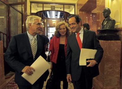 El presidente de Castilla-La Mancha, José María Barreda, a la izquierda y el del Congreso, José Bono, ayer en la Cámara baja.