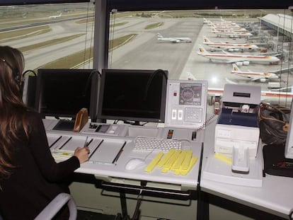 Controladora a&eacute;rea en la torre de Madrid-Barajas.