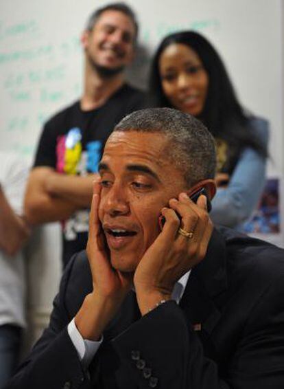El presidente Obama telefonea a un voluntario de su campaña desde Orlando, Florida, este domingo.