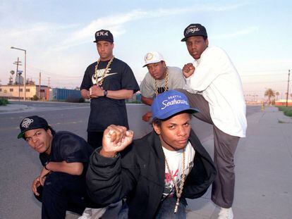 La banda N.W.A.: desde la izquierda, Ice Cube, DJ Yella, Dr. Dre, Mc Ren y, en primera plano, Eazy E, en marzo de 1989.