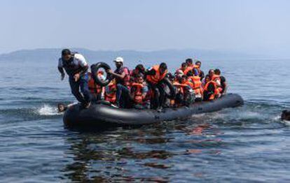 El momento de la llegada de una barca con 45 refugiados sirios a bordo.