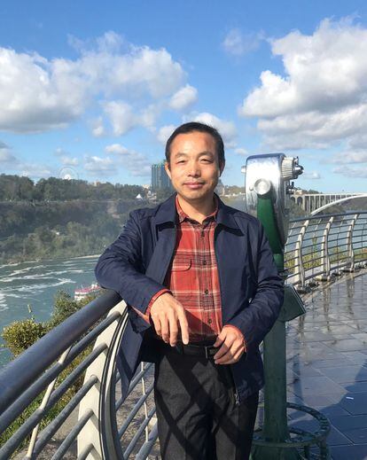 El abogado de derechos humanos chino Ding Jiaxi en las cataratas del Niágara en octubre de 2017.