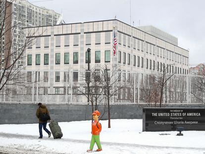 El edificio de la embajada estadounidense en Kiev, el pasado sábado.