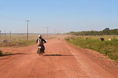 Una motocicleta recorre la carretera que conduce a la comunidad El Paraíso Verde.