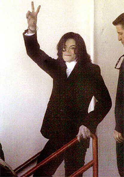 Michael Jackson, a la salida de la comisaría de Santa Barbara.