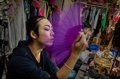 Un drag queen se maquilla antes de su actuación en el club Chunai 98 en Nanning en el sur de China.