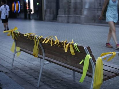 Un banco con lazos amarillos en la Diagonal de Barcelona.