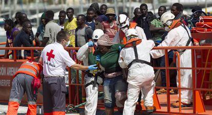 Voluntarios de Cruz Roja atienden en M&aacute;laga a los inmigrantes rescatados.