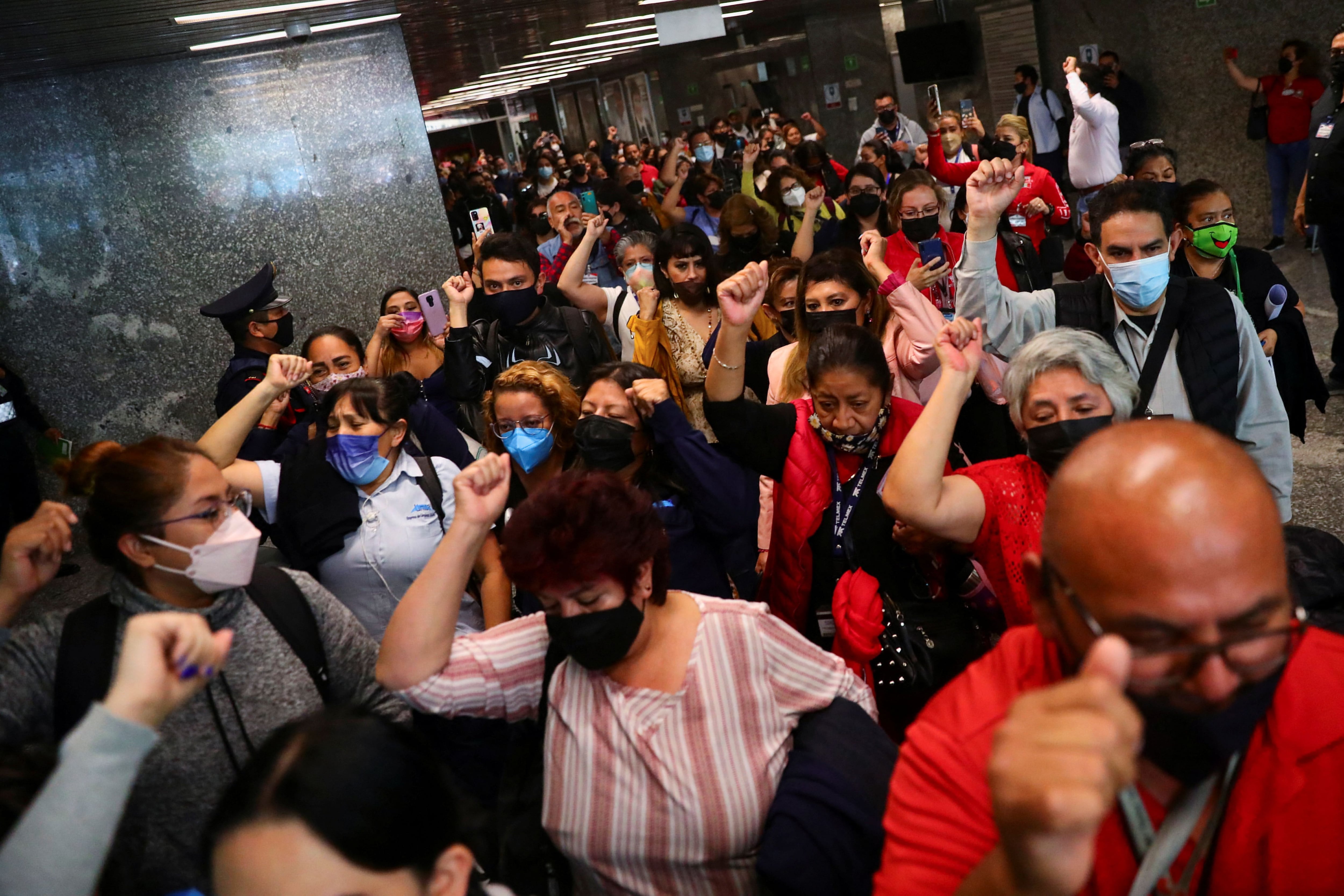 Trabajadores de Telmex salen de la sede de la empresa al entrar en huelga en julio de 2022.