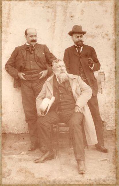 Ignacio Zuloaga (izqda.) con Auguste Rodin (sentado) y un coleccionista ruso en un viaje por España, hacia 1905.