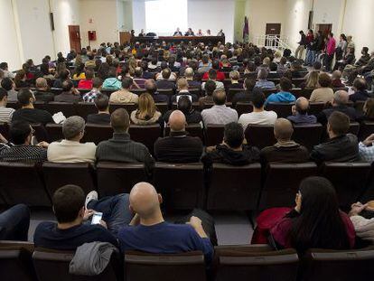 Asamblea de extrabajadores de Isofoton en Málaga antes de su extinción en 2013.