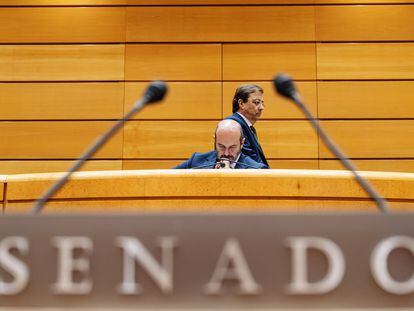 El presidente del Senado, Pedro Rollán (sentado), y el secretario de Política Autonómica del PSOE y vicepresidente segundo del Senado, Guillermo Fernández Vara, durante la sesión plenaria, este martes en el Senado.