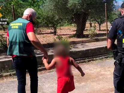 Agentes de la Guardia Civil con la niña de 7 años que un hombre, que ha sido detenido, abandonó el pasado 17 de julio, en la N-111, a su paso por el municipio riojano de Lardero, mientras dijo que iba a buscar gasolina.
