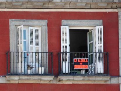 Carteles de alquiler y venta de viviendas en Madrid, en una imagen de archivo.