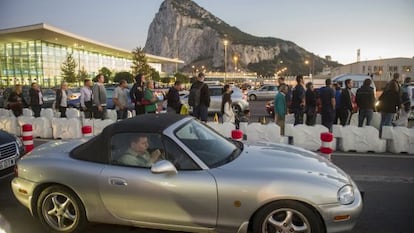 Colas de vehículos en la frontera de Gibraltar, el pasado día 1.