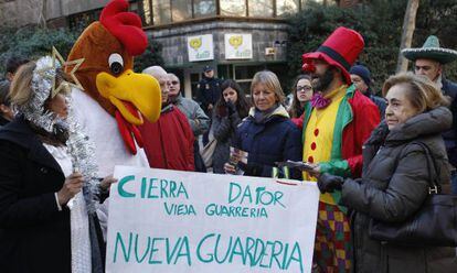 Varios activistas antiabortistas se manifiestan frente a la clínica Dator de Madrid.
