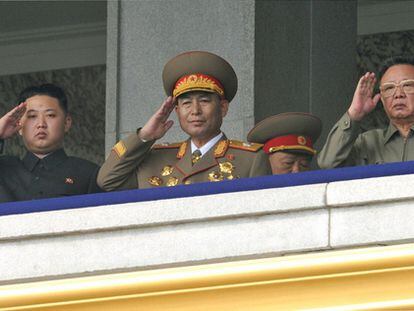 Kim Jong-il (derecha) y su hijo Kim Jong-un (izquierda) hacen un saludo militar al paso del desfile, el 10 de octubre.