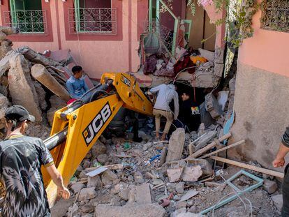 Vecinos de Marrakesh (Marruecos) buscan supervivientes al terremoto entre los escombros.