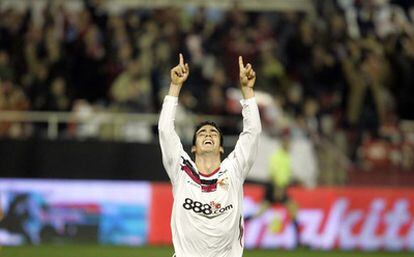 Alfaro celebra un gol con el Sevilla.