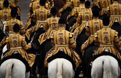 Miembros de la Household Cavalry Mounted Band se preparan para la llamada procesión del rey: un recorrido de poco más de dos kilómetros que llevará a Carlos III y Camila desde Buckingham hasta la abadía de Westminster, donde se celebra la ceremonia.