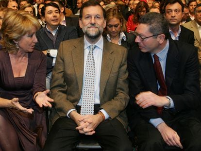 El entonces presidente del PP, Mariano Rajoy (en el centro), flanqueado por Esperanza Aguirre, presidenta de la Comunidad de Madrid, y por Alberto Ruiz Gallardón, alcalde de la capital, en 2007 en Madrid.