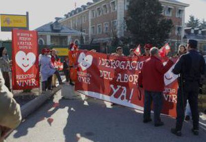 Simpatizantes de Derecho a Vivir, a las puertas del Palacio de la Moncloa en diciembre pasado para reclamar la derogación de la ley del aborto al nuevo Gobierno.