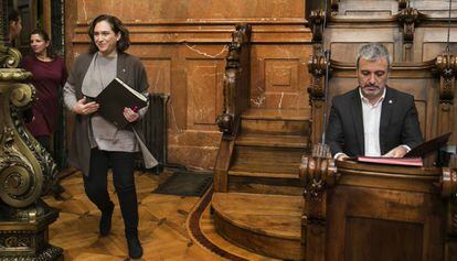 La alcaldesa de Barcelona, Ada Colau, y el líder del PSC, Jaume Collboni, en un Pleno del Ayuntamiento.