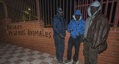 De izquierda a derecha, Mor, David y Moussa, tres senagaleses que suelen acampar en el exterior de la estación de autobuses.