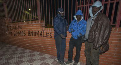 De izquierda a derecha, Mor, David y Moussa, tres senagaleses que suelen acampar en el exterior de la estaci&oacute;n de autobuses.