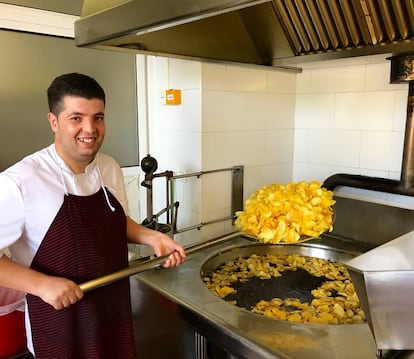 FRIENDO PATATAS EN TANDAS REDUCIDAS / CAPEL