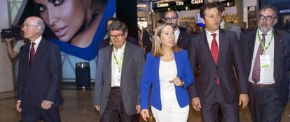 La ministra de Fomento, Ana Pastor, durante la vista de la remodelada zona comercial de la T2 en el Aeropuerto de El Prat.