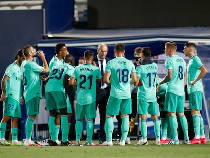 Zinedine Zidane, entrenador del Madrid, habla a su plantilla en el partido contra el Leganés en Butarque.