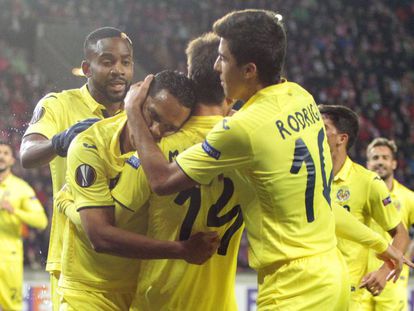 Los jugadores del Villarreal celebran el primer gol.