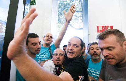 El diputado David Fernández, junto a un vigilante en la ocupación de la tienda de Movistar en el centro de Barcelona.