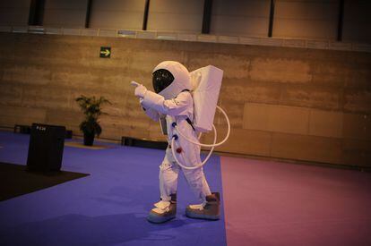 Un hombre disfrazado de astronauta en la primera jornada de Fitur 2013, inaugurada ayer miércoles 30 de enero en los recintos feriales del IFEMA, en Madrid.