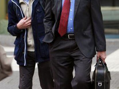 El abogado surafricano Brian Currin (derecha), junto al coordinador de Lokarri, Paul Rios, en una imagen de archivo.